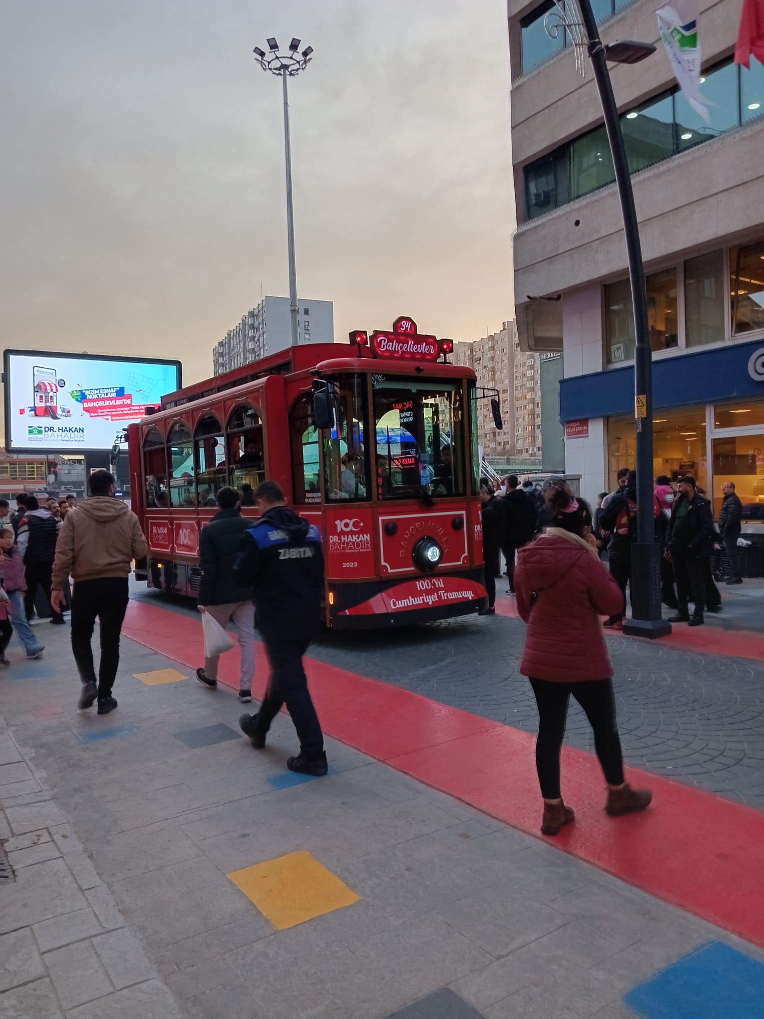 Şirinevler Meydanı: İstanbul’un Kalbinde Bir Buluşma Noktası