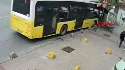 Bahçelievler’de Kontrolden Çıkan İETT Otobüsü Ağaca Çarptı